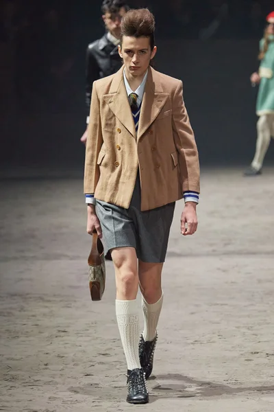 Look 18